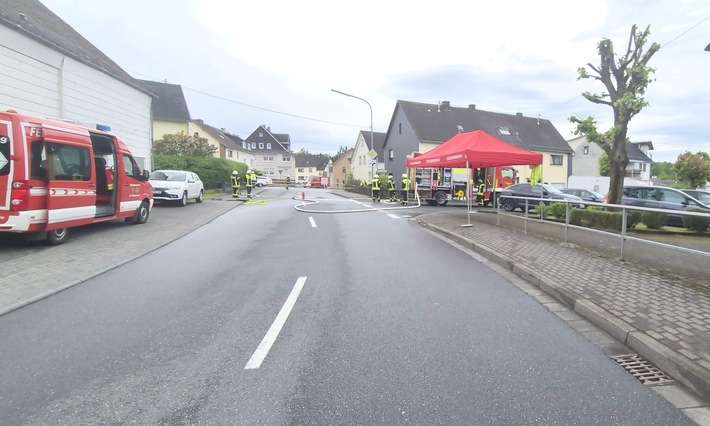 FW VG Westerburg: +++ Presseerstmeldung +++ Umfangreicher Feuerwehreinsatz in Langenhahn nach Gasaustritt aus Flüssiggastank