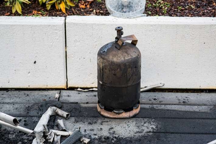 FW-MK: Brand auf einer Dachterrasse in Lössel