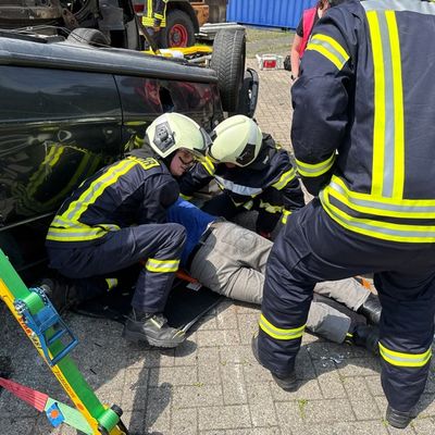 FW-AUR: Feuerwehr und Rettungsdienst trainieren komplexe Unfallszenarien