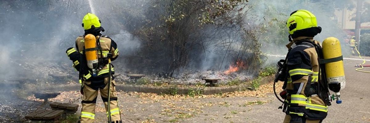FW-OB: Vegetationsbrand an Kreuzung erfolgreich gelöscht - Ausbreitung verhindert
