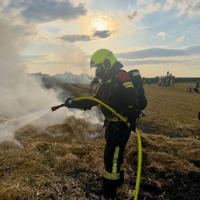 FW-OLL: Strohballenpresse löst Flächenbrand aus - Großaufgebot der Feuerwehr in Hude