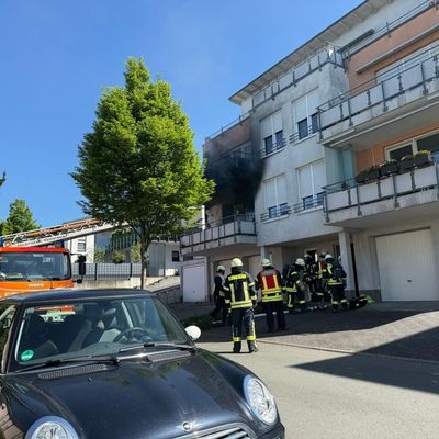 FW-RS: Brand auf Balkon in der Roonstraße - Feuerwehr verhindert Ausbreitung