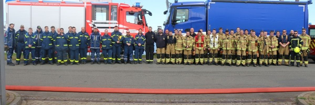 FW-HB: Große Übung im Industriehafen - Zusammenarbeit von Feuerwehr und THW