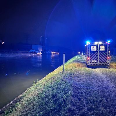 FW Datteln: Person aus dem Dortmund-Ems-Kanal gerettet.