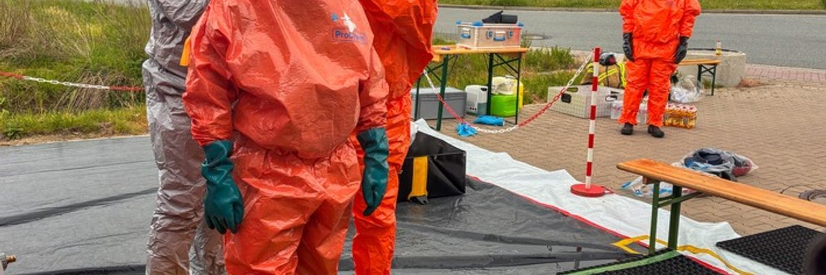 FW-OLL: Gefahrguteinsatz im Gewerbegebiet bei Grüppenbühren - Feuerwehr mit umfangreichen Kräften vor Ort