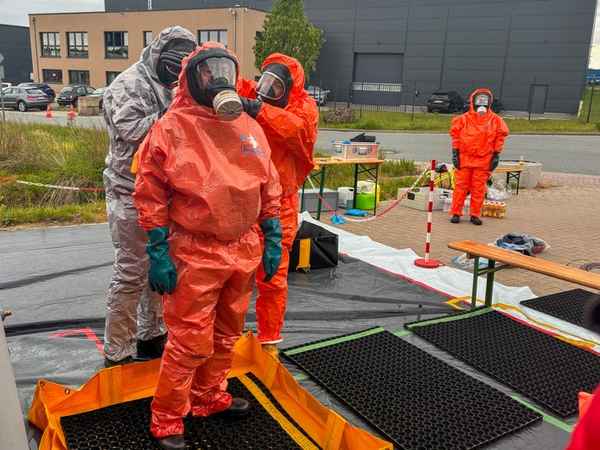FW-OLL: Gefahrguteinsatz im Gewerbegebiet bei Grüppenbühren - Feuerwehr mit umfangreichen Kräften vor Ort