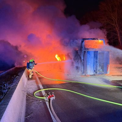 FW Ratingen: Feuerwehr auf der BAB 52 gefordert