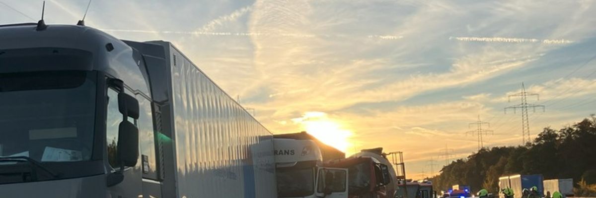 FW Hannover: Die Feuerwehr Hannover wurde heute Morgen zu einem Verkehrsunfall auf die A2 alarmiert. Bei dem Unfall wurde ein LKW-Fahrer verletzt. Die A2 war in Fahrtrichtung Dortmund gesperrt.