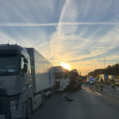 FW Hannover: Die Feuerwehr Hannover wurde heute Morgen zu einem Verkehrsunfall auf die A2 alarmiert. Bei dem Unfall wurde ein LKW-Fahrer verletzt. Die A2 war in Fahrtrichtung Dortmund gesperrt.