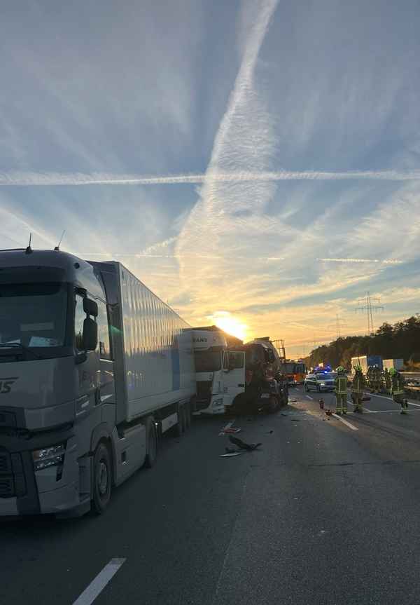 FW Hannover: Die Feuerwehr Hannover wurde heute Morgen zu einem Verkehrsunfall auf die A2 alarmiert. Bei dem Unfall wurde ein LKW-Fahrer verletzt. Die A2 war in Fahrtrichtung Dortmund gesperrt.