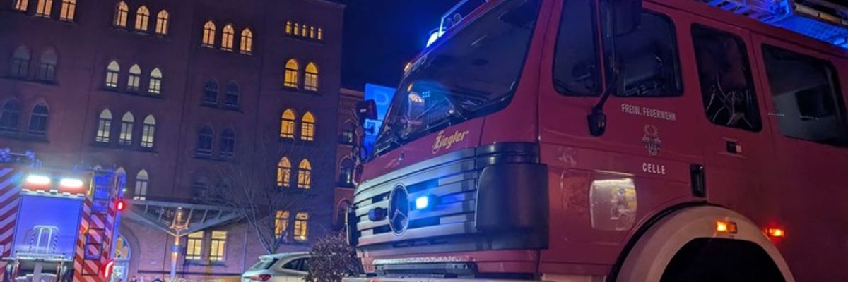 FW Celle: Drei Einsätze am Abend - Person im Schloßgraben im Eis eingebrochenen!
