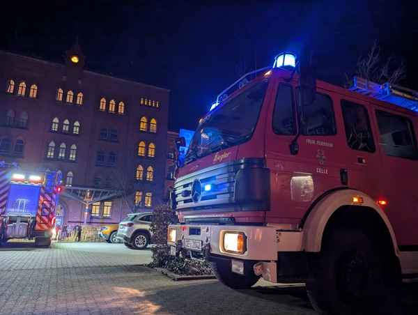 FW Celle: Drei Einsätze am Abend - Person im Schloßgraben im Eis eingebrochenen!