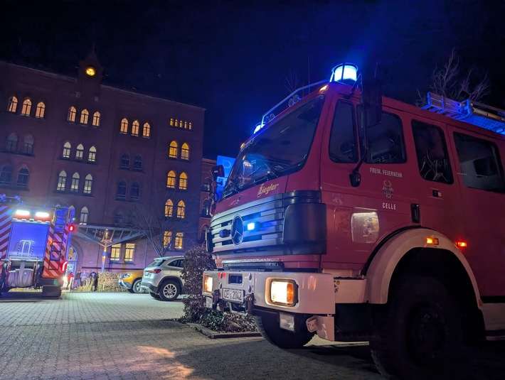 FW Celle: Drei Einsätze am Abend - Person im Schloßgraben im Eis eingebrochenen!