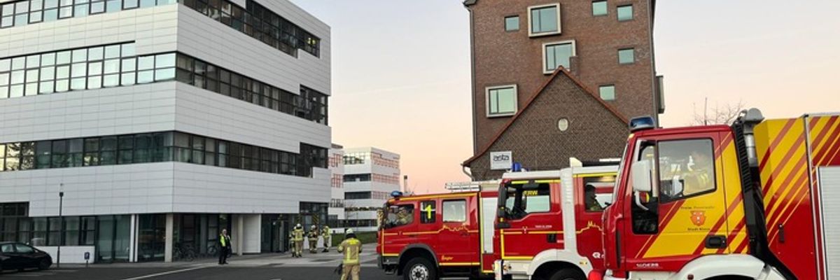 FW-KLE: Feuerwehr Kleve unterstützt bei Wasserschaden an der Hochschule Rhein-Waal