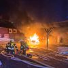 FW-AUR: Zeitgleich brennt PKW unter Holzcarport