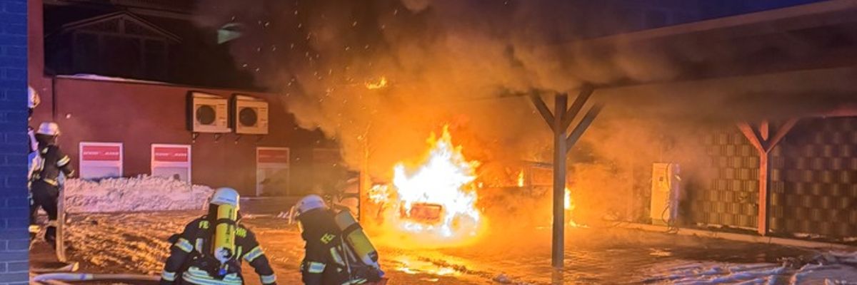 FW-AUR: Zeitgleich brennt PKW unter Holzcarport