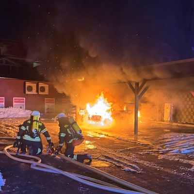 FW-AUR: Zeitgleich brennt PKW unter Holzcarport