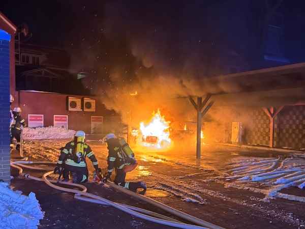 FW-AUR: Zeitgleich brennt PKW unter Holzcarport