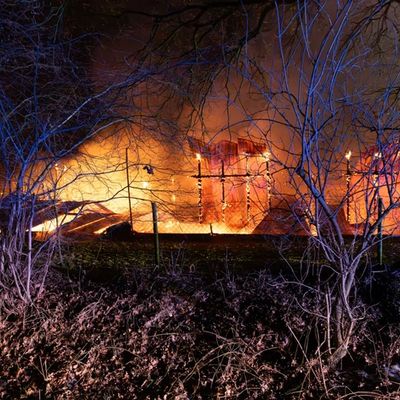 FW-RD: Scheunenbrand in Schülp - Großaufgebot der Feuerwehr verhindert Ausbreitung