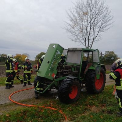 FW-AUR: Feuer im Armaturenbrett eines Treckers