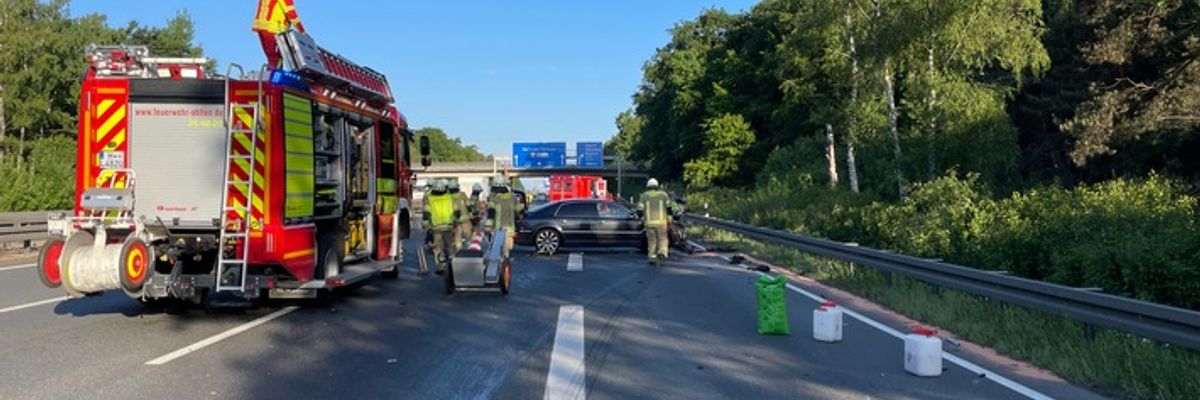 FW Lehrte: Verkehrsunfall zwischen PKW und LKW auf der Autobahn - LKW behindern über vier Fahrspuren nebeneinander die Anfahrt der Rettungskräfte