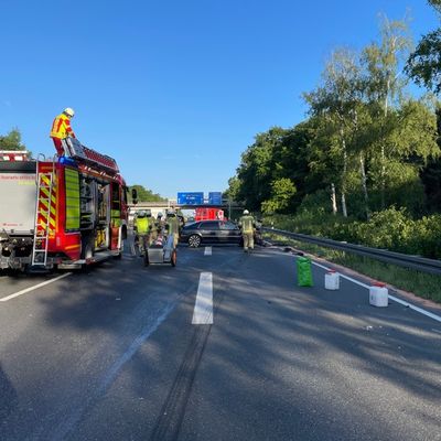FW Lehrte: Verkehrsunfall zwischen PKW und LKW auf der Autobahn - LKW behindern über vier Fahrspuren nebeneinander die Anfahrt der Rettungskräfte