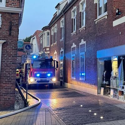 FW-AUR: Flammenüberschlag bedroht mehrere Gebäude
