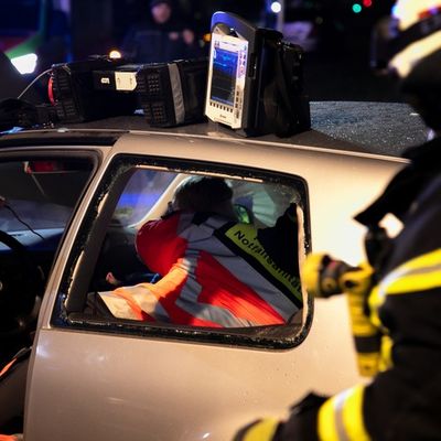 FW LK Neunkirchen: Drei Verletzte bei Unfall - Feuerwehr rettet Schwerverletzte aus Wrack
