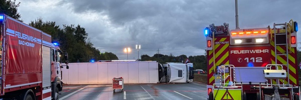 FW Bad Honnef: Umgestürzter LKW auf der A3 bei Bad Honnef sorgt für stundenlange Vollsperrung