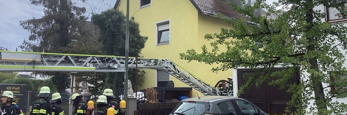 FW-M: Zimmerbrand breitet sich auf Dachstuhl aus (Forstenried)