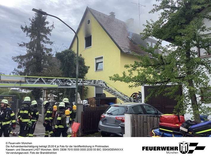 FW-M: Zimmerbrand breitet sich auf Dachstuhl aus (Forstenried)