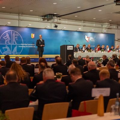 FW-LFVSH: Landesfeuerwehrversammlung 2025: Feuerwehr blickt zuversichtlich in die Zukunft - Talkrunde mit RS.H-Moderator und hochkarätigen Gästen zum Thema Katastrophenschutz