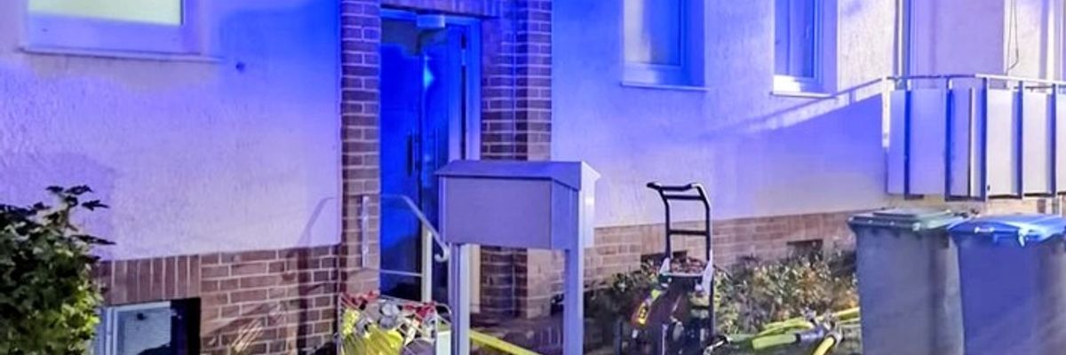 FW Helmstedt: Zimmerbrand in Mehrfamilienhaus am Dammgarten: Gebäude evakuiert, niemand verletzt
