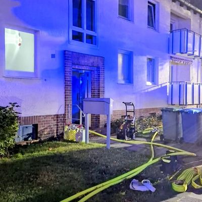 FW Helmstedt: Zimmerbrand in Mehrfamilienhaus am Dammgarten: Gebäude evakuiert, niemand verletzt