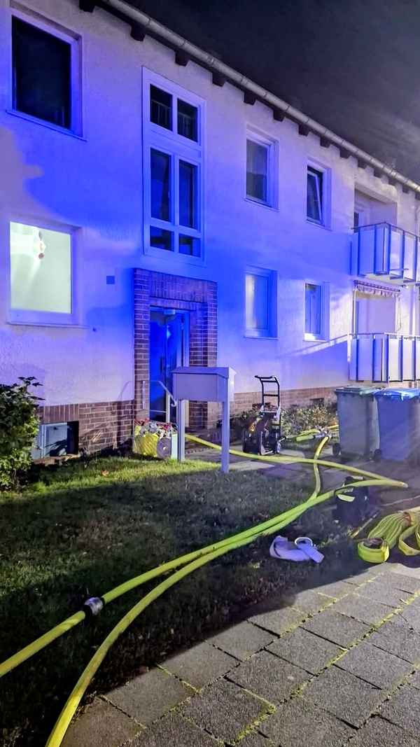FW Helmstedt: Zimmerbrand in Mehrfamilienhaus am Dammgarten: Gebäude evakuiert, niemand verletzt