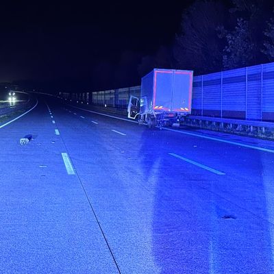 FW-ROW: Schwerer Verkehrsunfall mit brennendem Pkw
