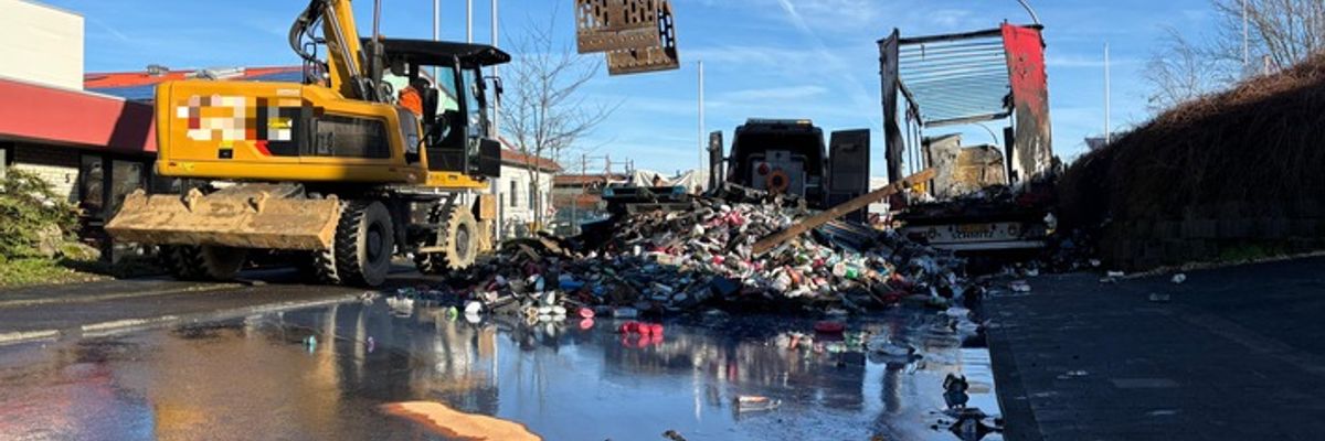 FW Bad Honnef: LKW-Brand sorgt für neunstündigen Feuerwehreinsatz