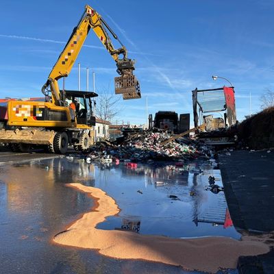 FW Bad Honnef: LKW-Brand sorgt für neunstündigen Feuerwehreinsatz