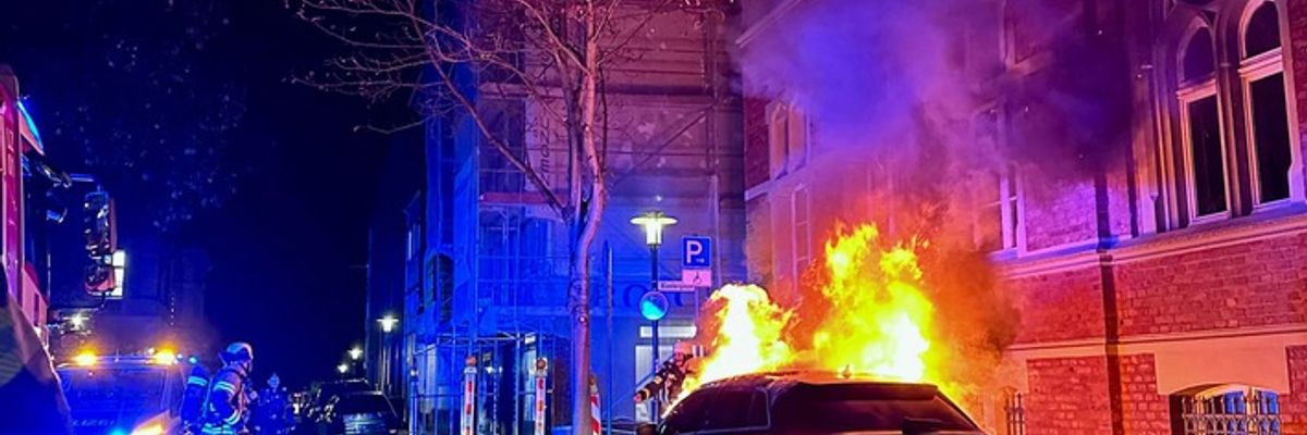FW-NE: PKW-Brand auf der Promenadenstraße | Keine Verletzten