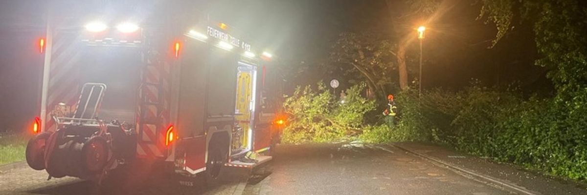 FW Celle: Einsatzreiche Nacht für die Feuerwehr Celle - mehrere Sturm- und Brandeinsätze