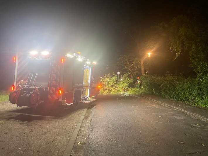 FW Celle: Einsatzreiche Nacht für die Feuerwehr Celle - mehrere Sturm- und Brandeinsätze