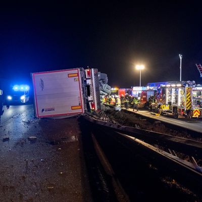 FW Porta Westfalica: 16.12.2025 - BAB2: Schwerer LKW-Unfall / 1 lebensgefährlich verletzte Person