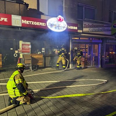 FW-EN: Feuerwehr verhindert Brandausbreitung in der Innenstadt - Keller verraucht - Bäckerei sollte brennen