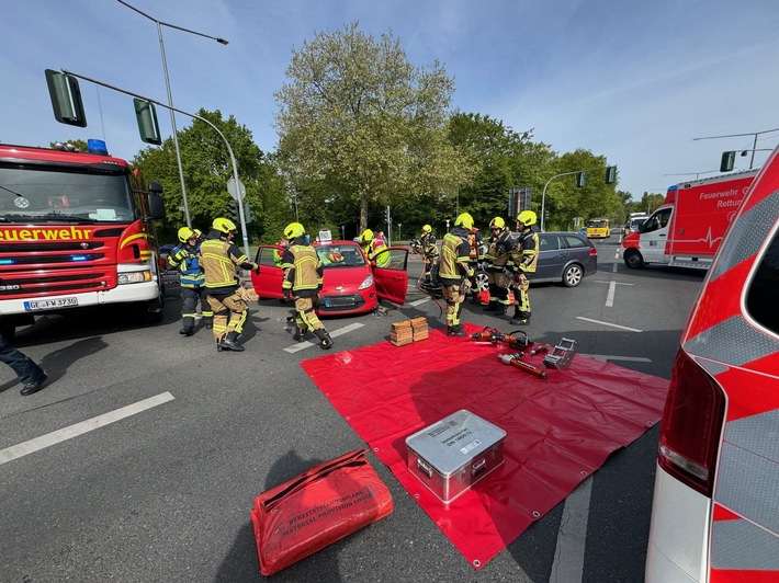 FW-GE: Verkehrsunfall mit zwei verletzten Personen in Gelsenkirchen Erle
