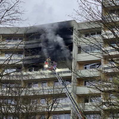 FW-GL: Feuerwehr rettet zwei Kinder bei Hochhausbrand im Stadtteil Gronau - Eine Person schwer und fünf leicht verletzt. 55 betroffene Personen betreut