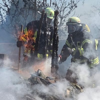 FW Celle: Mehrere Gartenlauben brennen in Vollbrand - Feuerwehr rettet Hühner!