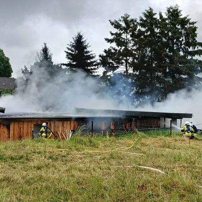 FW Rheurdt: Brennendes Auto entwickelt sich zu Großeinsatz