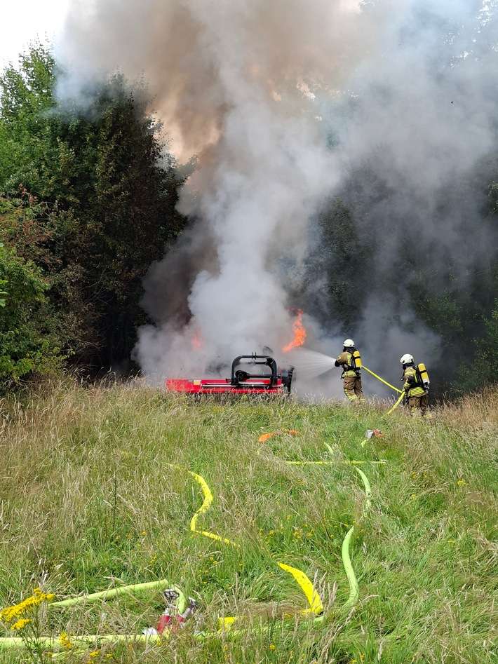 FW-Greven: Landwirtschaftliches Fahrzeug in Vollbrand