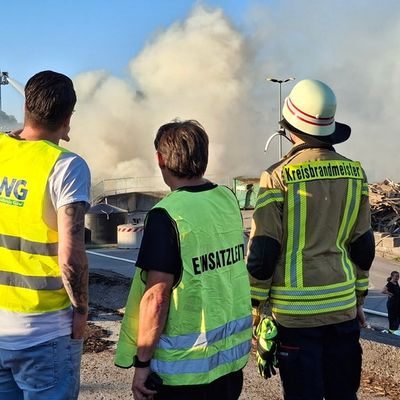 KFV-CW: Großbrand auf Entsorgungsanlage Simmozheim/ Restmüll steht in Flammen / Feuerwehr verhindert Brandausdehnung