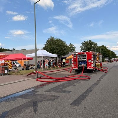 FW Neumünster: Erneute Brandentwicklung in Lagerhalle im Industriegebiet Süd - Rund 80 Einsatzkräfte im Einsatz
